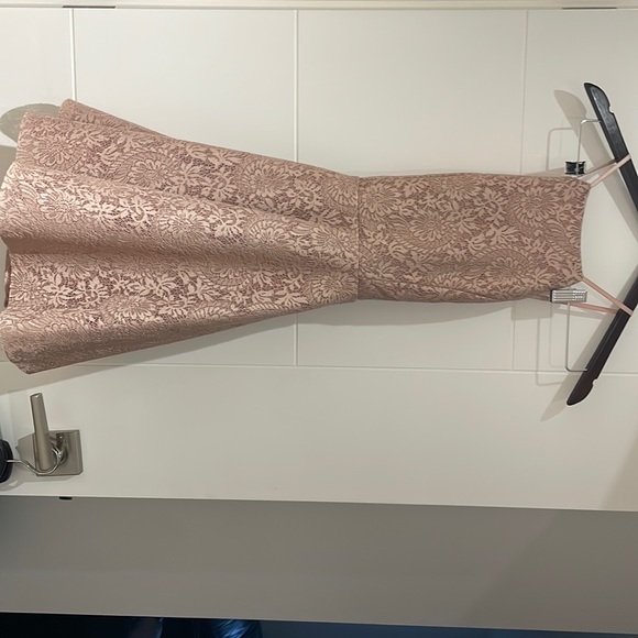 Lace dress perfect for all different types of events and perfect for teens! - Picture 1 of 2